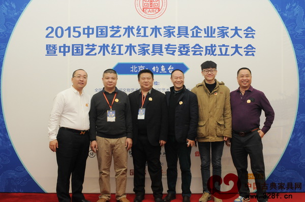 大唐紅木家具市場(chǎng)總經(jīng)理方君揚(yáng)(左一)與雍博堂總經(jīng)理胡遠(yuǎn)廉(左二)、鈞福樓董事長(zhǎng)李錦先(左三)、天匠坊董事長(zhǎng)曾招軍(右三)、中唐紅木城、宏達(dá)一品居董事長(zhǎng)方達(dá)良(右一)等出席在北京釣魚(yú)臺(tái)舉行的全聯(lián)藝術(shù)紅木家具專委會(huì)成立大會(huì),并合影留念 大唐紅木家具市場(chǎng)總經(jīng)理方君揚(yáng)(左一)與雍博堂總經(jīng)理胡遠(yuǎn)廉(左二)、鈞福樓董事長(zhǎng)李錦先(左三)、天匠坊董事長(zhǎng)曾招軍(右三)、中唐紅木城、宏達(dá)一品居董事長(zhǎng)方達(dá)良(右一)等出席在北京釣魚(yú)臺(tái)舉行的全聯(lián)藝術(shù)紅木家具專委會(huì)成立大會(huì),并合影留念