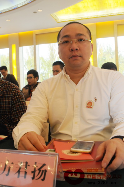 大唐紅木家具市場(chǎng)總經(jīng)理方君揚(yáng)參加全聯(lián)藝術(shù)紅木家具專委會(huì)成立大會(huì) 大唐紅木家具市場(chǎng)總經(jīng)理方君揚(yáng)參加全聯(lián)藝術(shù)紅木家具專委會(huì)成立大會(huì)