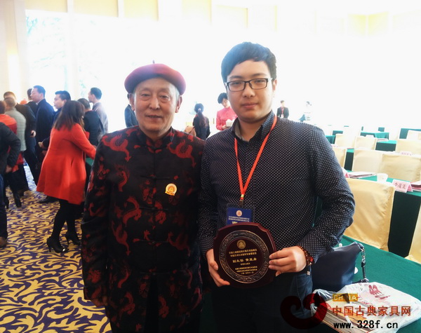 帝黃紅木總經(jīng)理黃佰駒與故宮家具修復(fù)專家，古典家具工藝傳承大師王秀林（左）合影留念