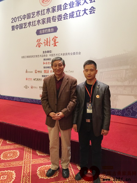 魯班木藝總經(jīng)理李景春(右)與原故宮博物院文??萍疾恐魅尾莒o樓(左)合影留念 魯班木藝總經(jīng)理李景春(右)與原故宮博物院文保科技部主任曹靜樓(左)合影留念