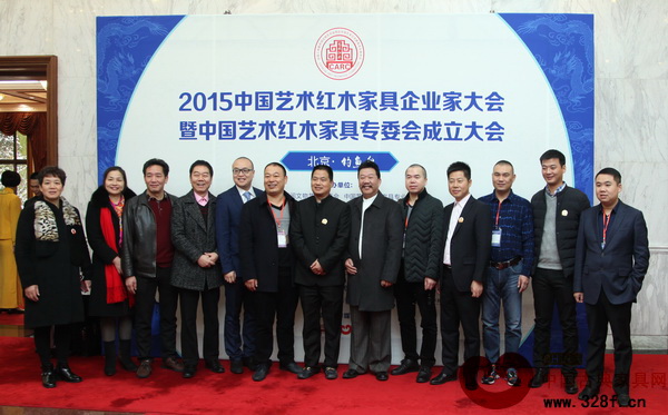 盛會(huì)上,惟明紅木董事長盧維明(左四)與部分東陽優(yōu)秀企業(yè)代表合影 盛會(huì)上,惟明紅木董事長盧維明(左四)與部分東陽優(yōu)秀企業(yè)代表合影