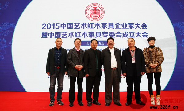 盛會(huì)上,鳳凰于飛董事長王鳳丹(右一)與部分東陽優(yōu)秀企業(yè)代表合影 盛會(huì)上,鳳凰于飛董事長王鳳丹(右一)與部分東陽優(yōu)秀企業(yè)代表合影