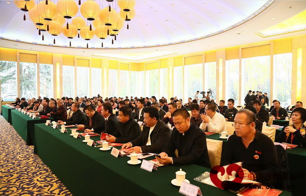 眾多紅木家具行業(yè)專家、企業(yè)代表等齊聚2015中國藝術(shù)紅木家具企業(yè)家大會暨全聯(lián)藝術(shù)紅木家具專委會成立大會現(xiàn)場 眾多紅木家具行業(yè)專家、企業(yè)代表等齊聚2015中國藝術(shù)紅木家具企業(yè)家大會暨全聯(lián)藝術(shù)紅木家具專委會成立大會現(xiàn)場