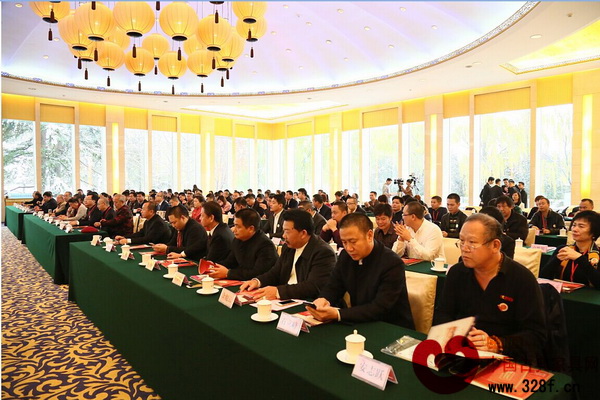 眾多紅木家具行業(yè)專家、企業(yè)代表、以及經(jīng)銷商代表等齊聚2015中國(guó)藝術(shù)紅木家具企業(yè)家大會(huì)暨全聯(lián)藝術(shù)紅木家具專委會(huì)成立大會(huì)現(xiàn)場(chǎng)