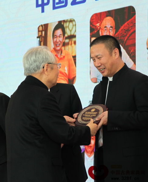 全國工商聯(lián)原副主席瞿懷明(左)為西安紅木雅居閣總裁石立峰頒牌 全國工商聯(lián)原副主席瞿懷明(左)為西安紅木雅居閣總裁石立峰頒牌