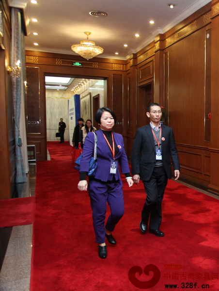 林木軒董事長朱南雄與夫人出席于釣魚臺國賓館舉行的2015中國藝術(shù)紅木家具企業(yè)家大會暨全聯(lián)藝術(shù)紅木家具專委會成立大會 林木軒董事長朱南雄與夫人出席于釣魚臺國賓館舉行的2015中國藝術(shù)紅木家具企業(yè)家大會暨全聯(lián)藝術(shù)紅木家具專委會成立大會