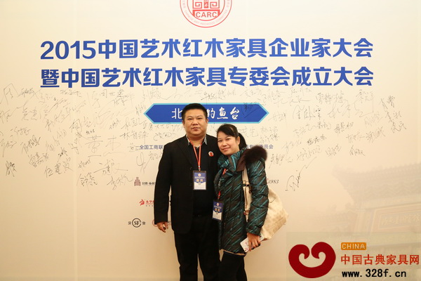 鈞福樓董事長(zhǎng)李錦先和董事長(zhǎng)夫人吳幼萍在簽到處留影 鈞福樓董事長(zhǎng)李錦先和董事長(zhǎng)夫人吳幼萍在簽到處留影