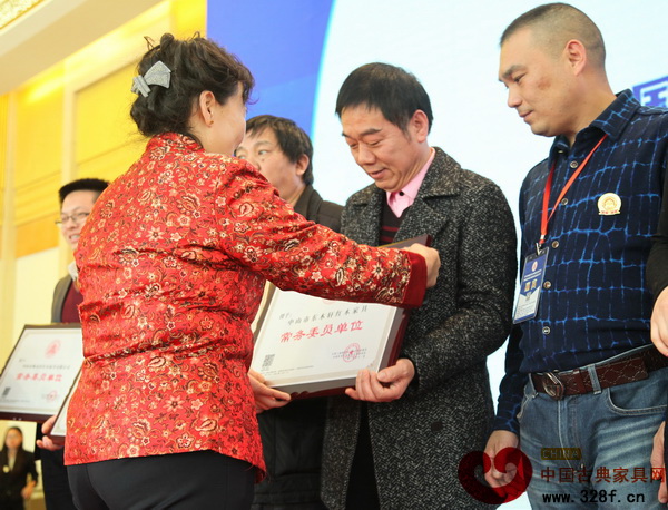 明清古典家具鑒賞專家馬清竹為惟明紅木董事長盧維明(右二)頒發(fā)全聯(lián)藝術(shù)紅木家具專委會(huì)常務(wù)委員單位牌匾 明清古典家具鑒賞專家馬清竹為惟明紅木董事長盧維明(右二)頒發(fā)全聯(lián)藝術(shù)紅木家具專委會(huì)常務(wù)委員單位牌匾