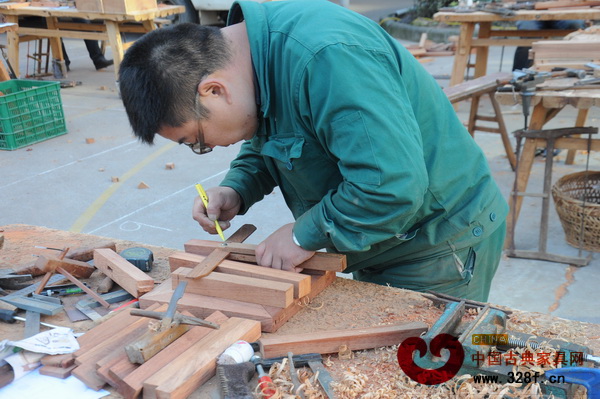 制作一個小方凳,師傅們專心致志做了一整天 制作一個小方凳,師傅們專心致志做了一整天