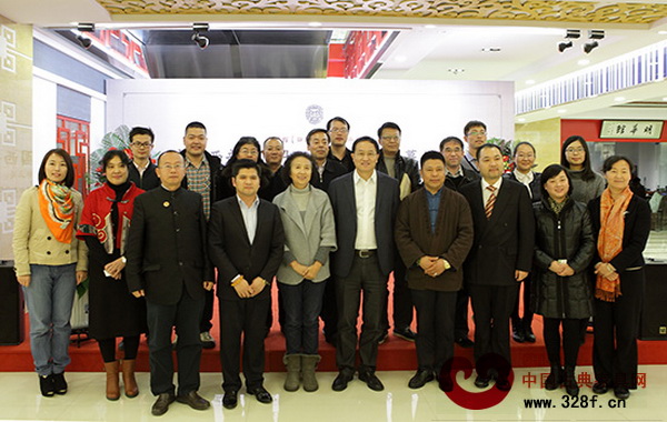 參加《紅木商品二維條碼追溯與防偽技術(shù)要求》編制工作會(huì)的部分人員合影 參加《紅木商品二維條碼追溯與防偽技術(shù)要求》編制工作會(huì)的部分人員合影