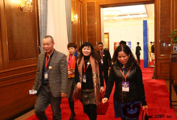 寶麟紅木總經(jīng)理李錫粦（左一）出席于釣魚臺國賓館舉行的2015中國藝術紅木家具企業(yè)家大會暨全聯(lián)藝術紅木家具專委會成立大會