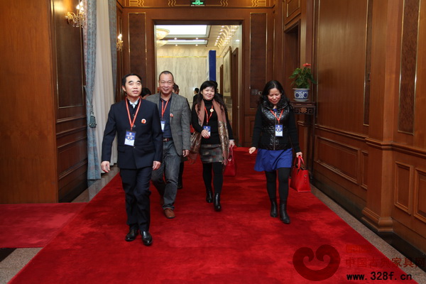 進家富總經(jīng)理張進良(左一)出席于釣魚臺國賓館舉行的2015中國藝術(shù)紅木家具企業(yè)家大會暨全聯(lián)藝術(shù)紅木家具專委會成立大會 進家富總經(jīng)理張進良(左一)出席于釣魚臺國賓館舉行的2015中國藝術(shù)紅木家具企業(yè)家大會暨全聯(lián)藝術(shù)紅木家具專委會成立大會