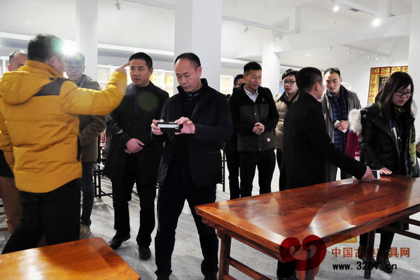 紅木精英們對邀請展上的傳統(tǒng)家具表現(xiàn)出極大的興趣 紅木精英們對邀請展上的傳統(tǒng)家具表現(xiàn)出極大的興趣