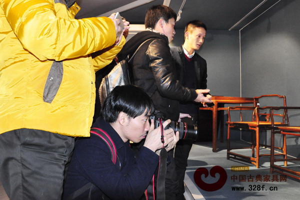 部分參觀者用相機(jī)拍下傳統(tǒng)家具的美貌 部分參觀者用相機(jī)拍下傳統(tǒng)家具的美貌