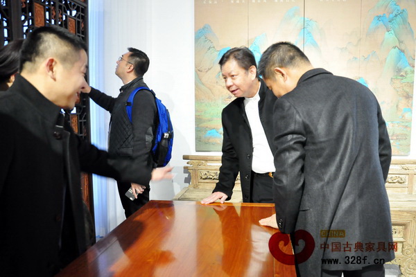 中國傳統(tǒng)工藝大師陳國壽在現(xiàn)場與其他參觀者一同觀摩交流 中國傳統(tǒng)工藝大師陳國壽在現(xiàn)場與其他參觀者一同觀摩交流