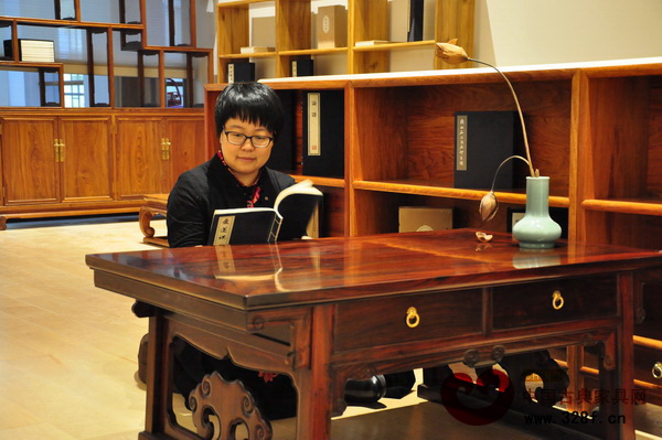 參觀者靜靜感受傳統(tǒng)家具的精氣神 參觀者靜靜感受傳統(tǒng)家具的精氣神