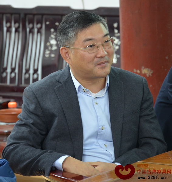 志成紅木總經(jīng)理湯朝陽(yáng)在成立儀式上坦言了企業(yè)此舉的初衷 志成紅木總經(jīng)理湯朝陽(yáng)在成立儀式上坦言了企業(yè)此舉的初衷