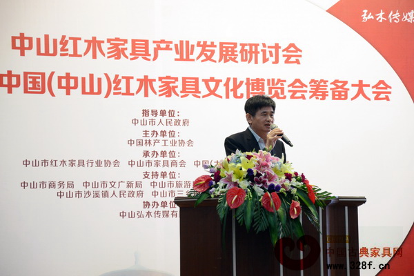 大涌鎮(zhèn)黨委委員謝巧明在籌備大會上分享了全國重點紅木家具產(chǎn)區(qū)考察行的經(jīng)驗 大涌鎮(zhèn)黨委委員謝巧明在籌備大會上分享了全國重點紅木家具產(chǎn)區(qū)考察行的經(jīng)驗