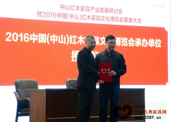 大涌鎮(zhèn)鎮(zhèn)長文衛(wèi)戈(右)代表大涌鎮(zhèn)政府將2016中國(中山)紅木家具文化博覽會的承辦權(quán)授予紅博城 大涌鎮(zhèn)鎮(zhèn)長文衛(wèi)戈(右)代表大涌鎮(zhèn)政府將2016中國(中山)紅木家具文化博覽會的承辦權(quán)授予紅博城