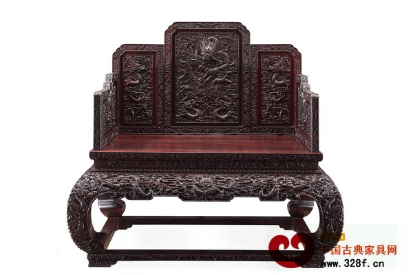 寶座在宮廷家具中占有重要地位,圖為區(qū)氏臻品仿制款《清乾隆御制紫檀雕云龍紋寶座》 寶座在宮廷家具中占有重要地位,圖為區(qū)氏臻品仿制款《清乾隆御制紫檀雕云龍紋寶座》