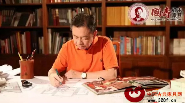 國(guó)壽紅木董事長(zhǎng)陳國(guó)壽作為“家·國(guó)壽”理念的奠基人,一直在倡導(dǎo)“以家為本”的優(yōu)良傳統(tǒng) 國(guó)壽紅木董事長(zhǎng)陳國(guó)壽作為“家·國(guó)壽”理念的奠基人,一直在倡導(dǎo)“以家為本”的優(yōu)良傳統(tǒng)