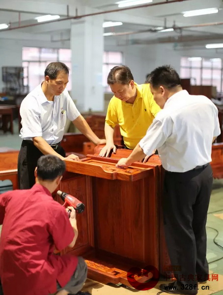 陳國(guó)壽非常重視家具細(xì)節(jié),常常與設(shè)計(jì)師、工人討論家具的制作 陳國(guó)壽非常重視家具細(xì)節(jié),常常與設(shè)計(jì)師、工人討論家具的制作