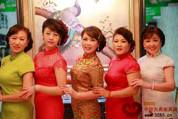 旗袍是中華傳統(tǒng)民族服飾,以其端莊、典雅、大方的東方韻味深得女性青睞 旗袍是中華傳統(tǒng)民族服飾,以其端莊、典雅、大方的東方韻味深得女性青睞