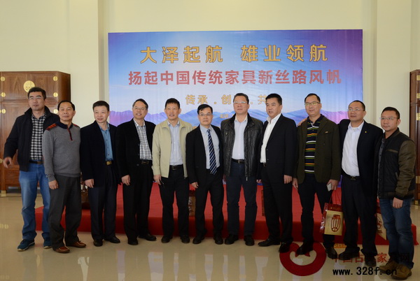 雄業(yè)紅木董事長(zhǎng)鐘超雄(右六)與參會(huì)嘉賓合影 雄業(yè)紅木董事長(zhǎng)鐘超雄(右六)與參會(huì)嘉賓合影