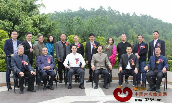 第七屆“紅古軒杯”新中式家具設(shè)計(jì)大賽評(píng)審團(tuán)成員合影 第七屆“紅古軒杯”新中式家具設(shè)計(jì)大賽評(píng)審團(tuán)成員合影