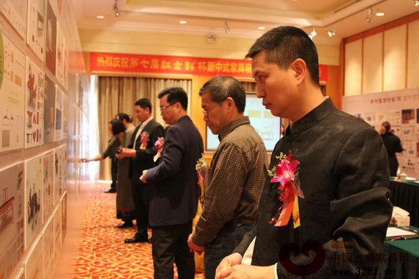 評(píng)審會(huì)現(xiàn)場(chǎng),評(píng)審們認(rèn)真研究著每一幅作品,給出最公正的結(jié)果 評(píng)審會(huì)現(xiàn)場(chǎng),評(píng)審們認(rèn)真研究著每一幅作品,給出最公正的結(jié)果