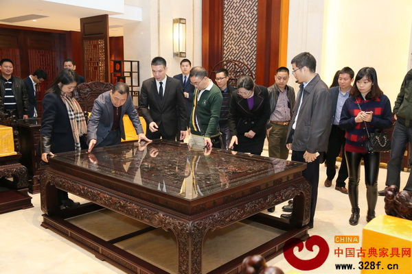 番禺石碁紅木家具聯(lián)盟標(biāo)準(zhǔn)發(fā)布會(huì)與會(huì)人員參觀永華紅木博物館,觀賞精品紅木家具 番禺石碁紅木家具聯(lián)盟標(biāo)準(zhǔn)發(fā)布會(huì)與會(huì)人員參觀永華紅木博物館,觀賞精品紅木家具