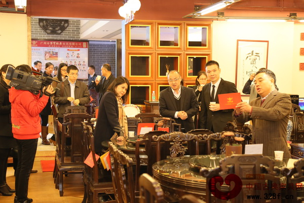 番禺石碁紅木家具聯(lián)盟標(biāo)準(zhǔn)發(fā)布會(huì)與會(huì)人員參觀家寶紅木,仔細(xì)查閱“一牌三證” 番禺石碁紅木家具聯(lián)盟標(biāo)準(zhǔn)發(fā)布會(huì)與會(huì)人員參觀家寶紅木,仔細(xì)查閱“一牌三證”