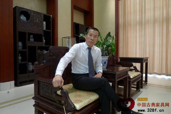 永華紅木董事長(zhǎng)陳達(dá)強(qiáng)五度蟬聯(lián)“中國(guó)紅木家具行業(yè)十大風(fēng)云人物”稱號(hào) 永華紅木董事長(zhǎng)陳達(dá)強(qiáng)五度蟬聯(lián)“中國(guó)紅木家具行業(yè)十大風(fēng)云人物”稱號(hào)