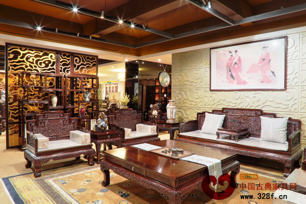 區(qū)氏臻品創(chuàng)新改良后的寶座沙發(fā)套裝，放于現(xiàn)代客廳中，并不顯突兀