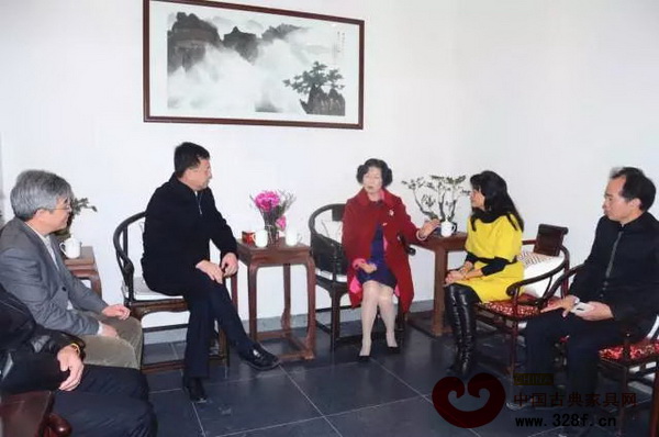 嵇錫貴大師(右三)與中山市市委書記薛曉峰(左二),市政協(xié)主席丘樹宏(左一),大涌鎮(zhèn)黨委書記黃紅全(右一)等領(lǐng)導(dǎo)進行座談交流 嵇錫貴大師(右三)與中山市市委書記薛曉峰(左二),市政協(xié)主席丘樹宏(左一),大涌鎮(zhèn)黨委書記黃紅全(右一)等領(lǐng)導(dǎo)進行座談交流