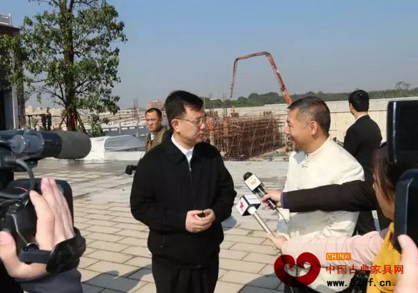 薛曉峰書記對于紅博城的建設(shè)進展十分關(guān)心,活動當(dāng)天也親臨紅博城北廣場視察,對紅博城建設(shè)發(fā)展給予了厚望 薛曉峰書記對于紅博城的建設(shè)進展十分關(guān)心,活動當(dāng)天也親臨紅博城北廣場視察,對紅博城建設(shè)發(fā)展給予了厚望