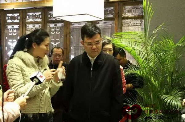 嵇錫貴大師女兒郭藝大師(浙江省非物質(zhì)文化遺產(chǎn)保護中心副主任、中國藝術(shù)研究院藝術(shù)學(xué)博士、浙江省工藝美術(shù)大師)為市委書記薛曉峰介紹此次展出的其他系列瓷器作品 嵇錫貴大師女兒郭藝大師(浙江省非物質(zhì)文化遺產(chǎn)保護中心副主任、中國藝術(shù)研究院藝術(shù)學(xué)博士、浙江省工藝美術(shù)大師)為市委書記薛曉峰介紹此次展出的其他系列瓷器作品