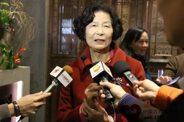 嵇錫貴大師現(xiàn)場接受各大媒體采訪 嵇錫貴大師現(xiàn)場接受各大媒體采訪