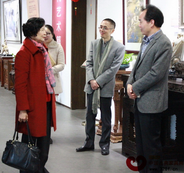 嵇錫貴大師與大涌鎮(zhèn)黨委書記黃紅全在分享會前交流 嵇錫貴大師與大涌鎮(zhèn)黨委書記黃紅全在分享會前交流