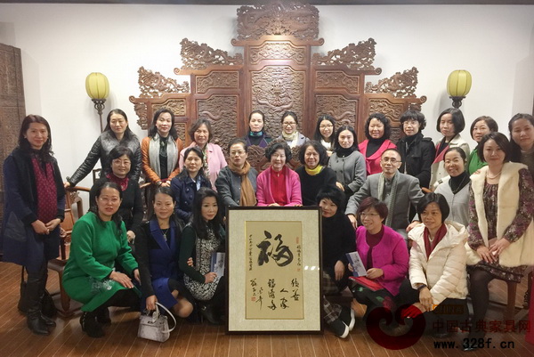 中山市女企業(yè)家協(xié)會部分女企業(yè)家與嵇錫貴大師合影留念 中山市女企業(yè)家協(xié)會部分女企業(yè)家與嵇錫貴大師合影留念