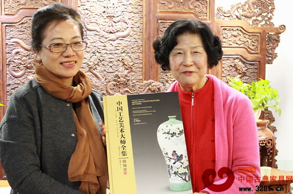 分享會現(xiàn)場還舉行了贈書儀式,嵇錫貴大師(右)為女企業(yè)家協(xié)會贈送《中國工藝美術大師全集》一書 分享會現(xiàn)場還舉行了贈書儀式,嵇錫貴大師(右)為女企業(yè)家協(xié)會贈送《中國工藝美術大師全集》一書