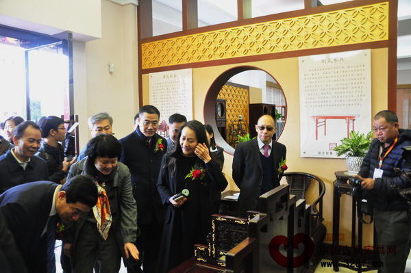 一眾領(lǐng)導(dǎo)在巨龍古玩城工作人員的帶領(lǐng)下參觀幾大主題展覽 一眾領(lǐng)導(dǎo)在巨龍古玩城工作人員的帶領(lǐng)下參觀幾大主題展覽