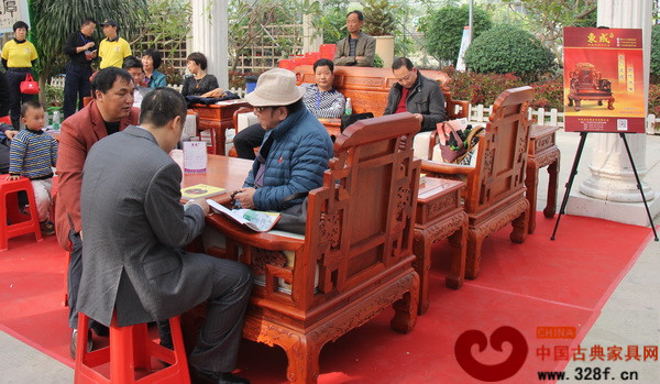 東成紅木產(chǎn)品助力紀(jì)念公益活動 東成紅木產(chǎn)品助力紀(jì)念公益活動