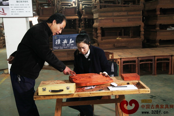 雅典紅木的老師傅對(duì)選手進(jìn)行指導(dǎo)