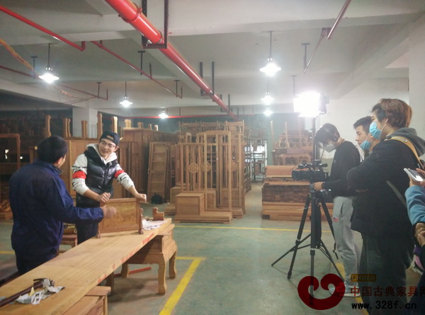 拍攝現(xiàn)場，選手和雅典紅木的老師傅進(jìn)行溝通探討