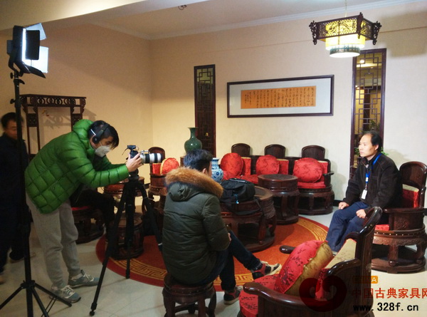 節(jié)目組對(duì)雅典紅木的老師傅進(jìn)行采訪