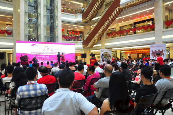 “首屆紅木云廠家直銷團(tuán)購(gòu)節(jié)暨2015中山市紅木古典家具精品品鑒會(huì)”現(xiàn)場(chǎng)座無(wú)虛席 “首屆紅木云廠家直銷團(tuán)購(gòu)節(jié)暨2015中山市紅木古典家具精品品鑒會(huì)”現(xiàn)場(chǎng)座無(wú)虛席