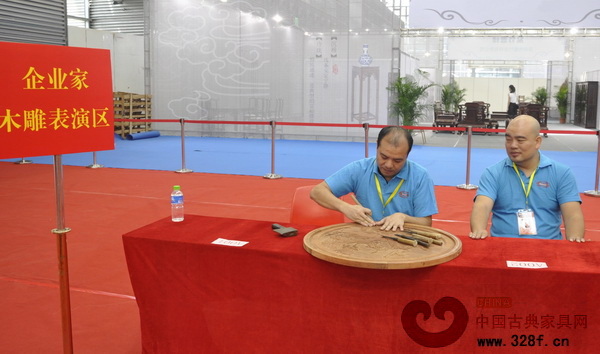 萬盛宇紅木獲得2015“觀瀾杯”全國紅木雕刻大賽三等獎,圖為董事長蔣楨全參賽 萬盛宇紅木獲得2015“觀瀾杯”全國紅木雕刻大賽三等獎,圖為董事長蔣楨全參賽