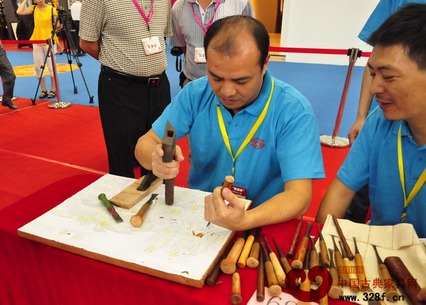 在2015“觀瀾杯”全國紅木雕刻大賽上,萬盛宇紅木董事長蔣楨全專注于手上的雕刻工作 在2015“觀瀾杯”全國紅木雕刻大賽上,萬盛宇紅木董事長蔣楨全專注于手上的雕刻工作