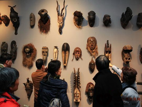 觀眾在參觀“一家親一路情”——2015非洲藝術(shù)雕刻特展 觀眾在參觀“一家親一路情”——2015非洲藝術(shù)雕刻特展